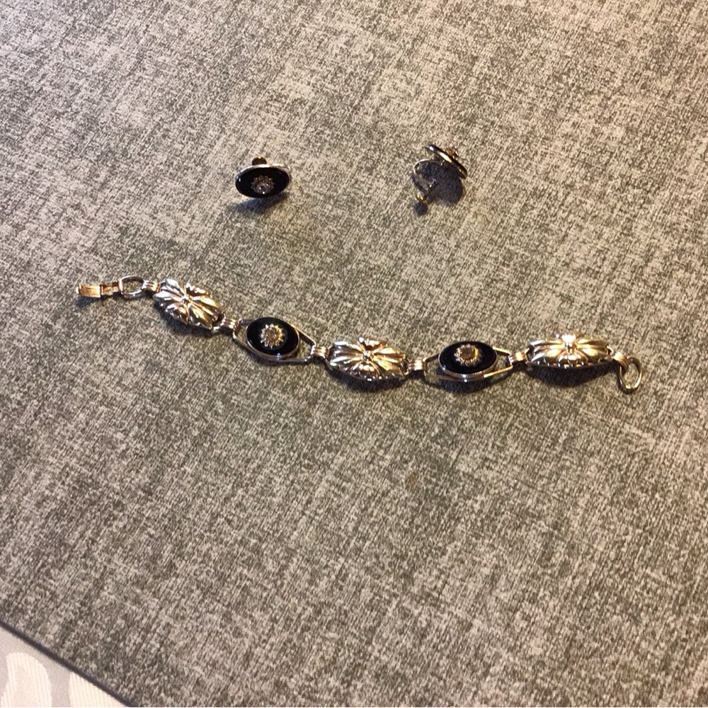 Vintage Art Noveau 130’s bracelet and earrings set.